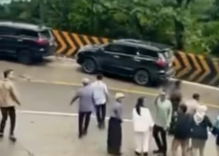 Rombongan mobil mewah berhenti di tikungan terjal untuk foto, dikawal polantas
