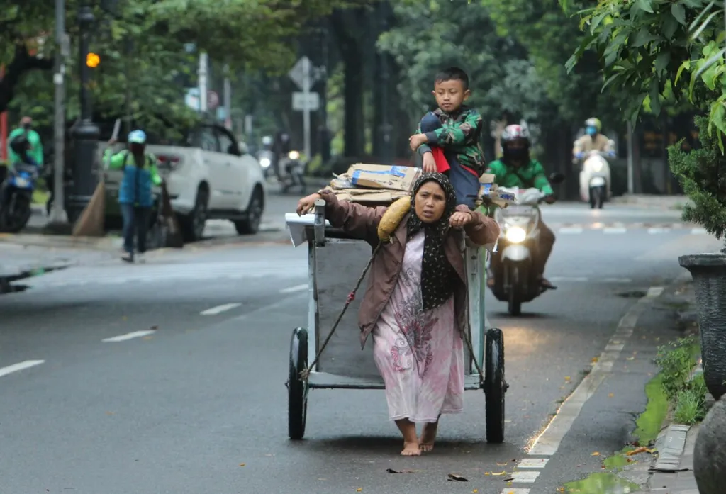 Pemulung Indonesia: Pahlawan Lingkungan yang Terlupakan