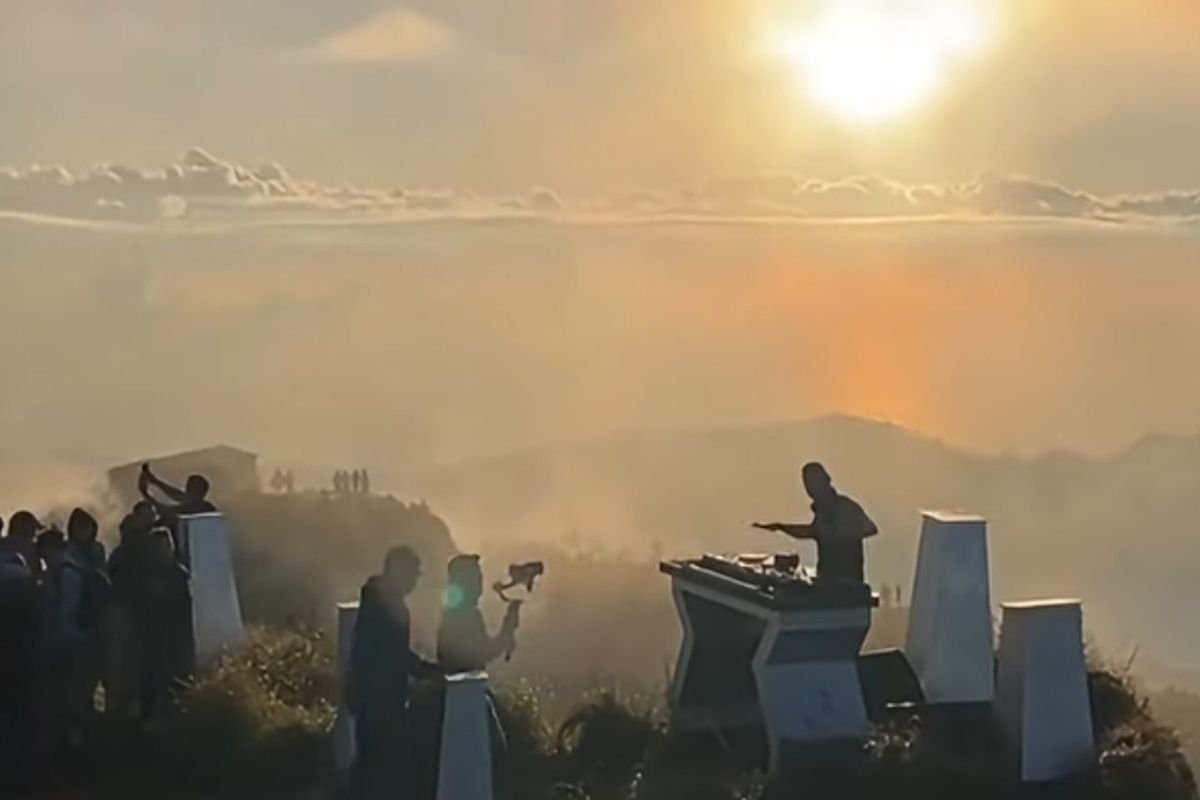 WNA Main DJ di Puncak Gunung Batur Viral, Picu Polemik Izin dan Kenyamanan