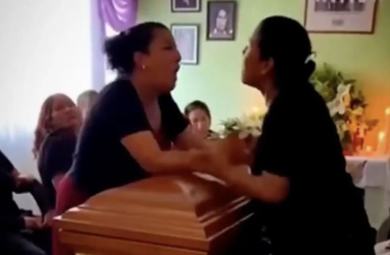 Viral! 2 Perempuan Berkelahi di Atas Peti Jenazah di Meksiko