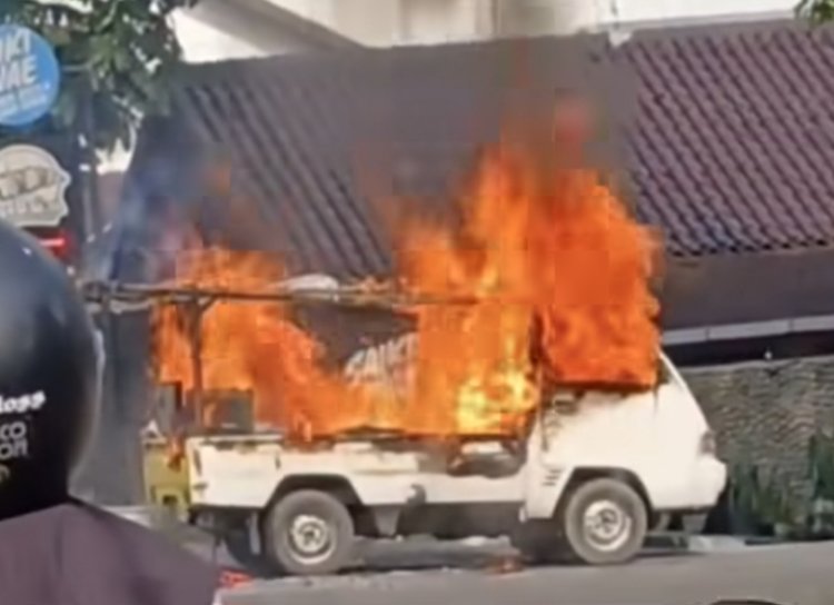 Mobil Pikap Pedagang Tahu Bulat Terbakar Hebat di Simpang Jogja