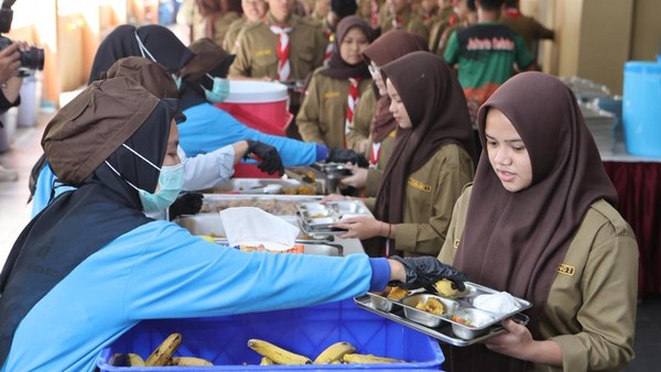 Perdana, SPPG Pejaten Sajikan MBG Prasmanan di SMA Kemala Bhayangkari