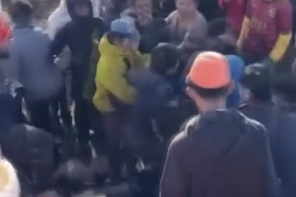Viral Adu Jotos di Puncak Gunung Lawu Akibat Rebutan Spot Foto