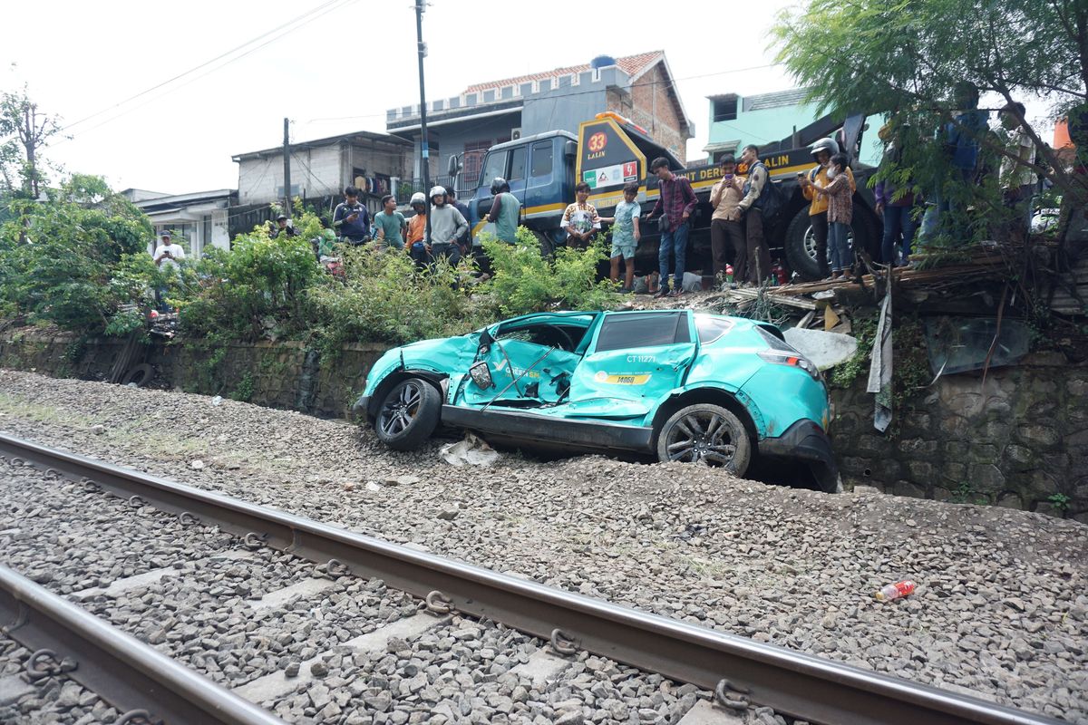 Sopir Taksi Green SM Diamankan Polisi Usai Tabrakan Kereta di Bekasi Timur