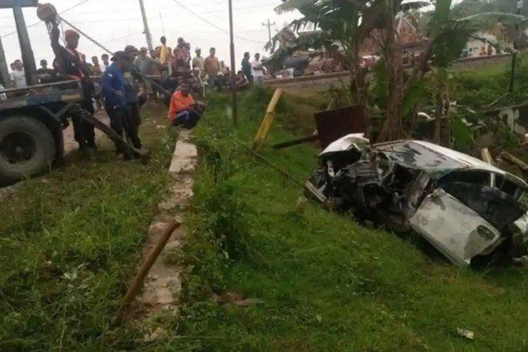 Minibus Rombongan Calon Haji Tertabrak KA Argo Bromo Anggrek di Grobogan, 4 Tewas