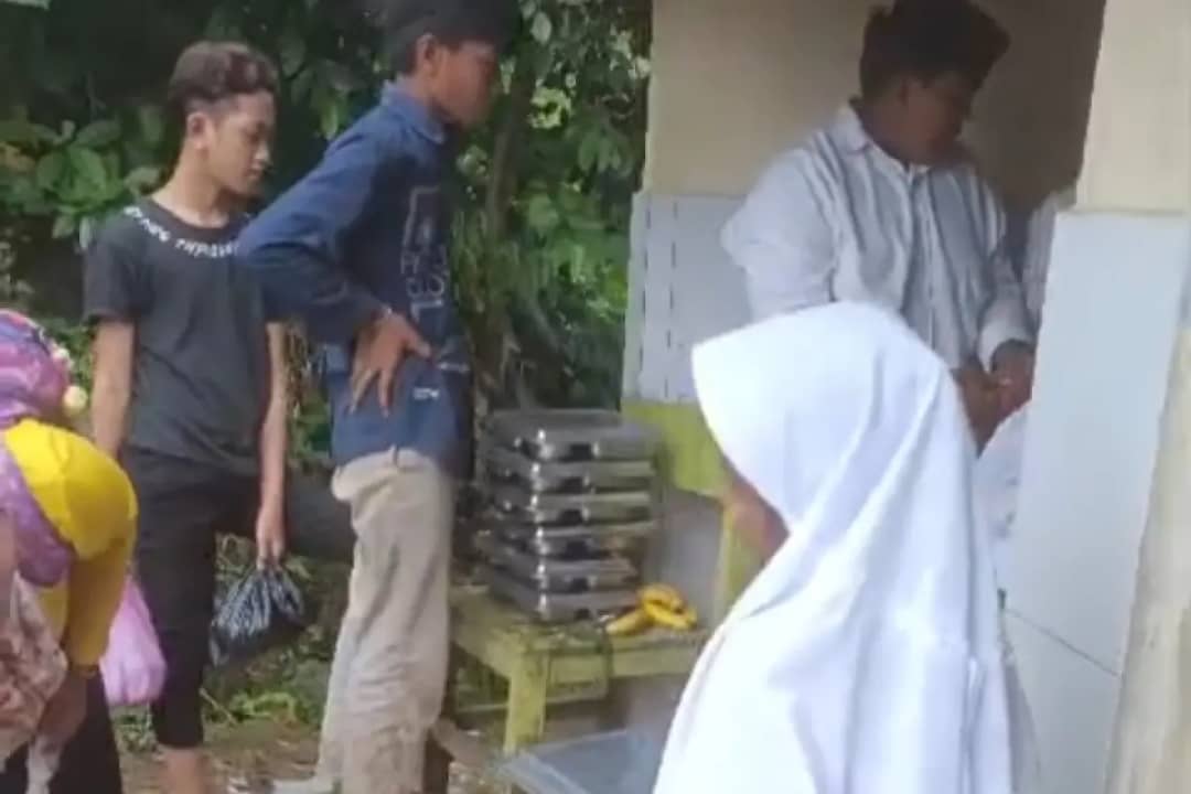 Siswa MI mencuci ompreng MBG di kamar mandi masjid Probolinggo