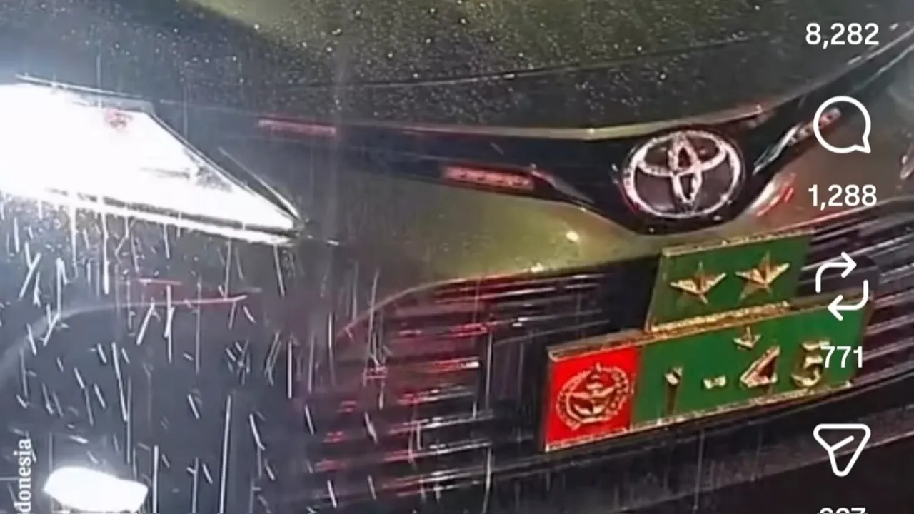 Mobil TNI lawan arah di Jakarta Selatan