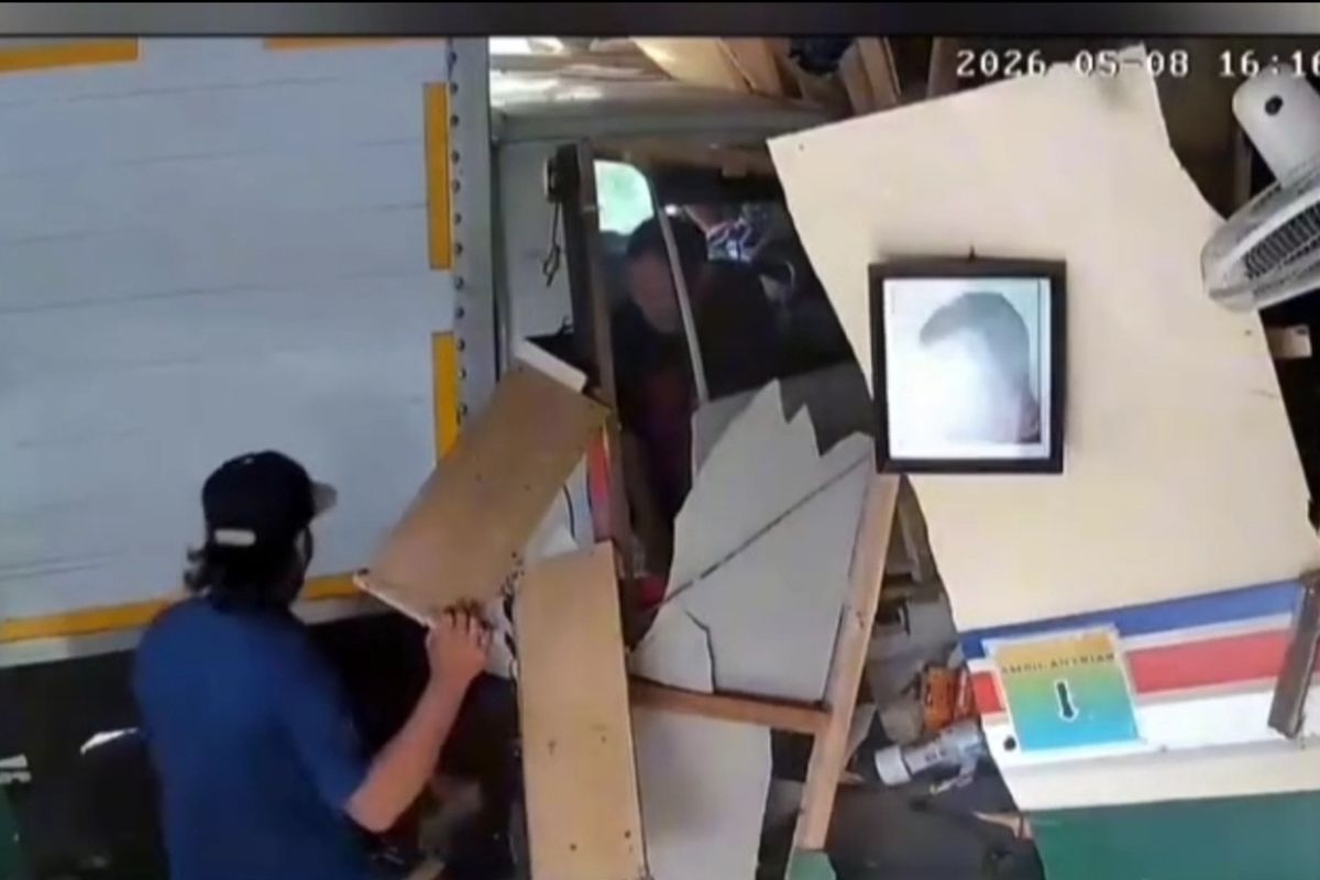 Viral Mobil Box Tabrak Kios Pangkas Rambut di Kuningan, Tukang Cukur Selamat