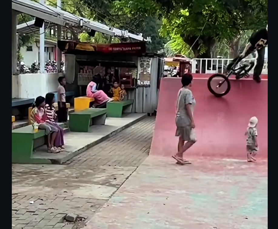 Balita nyaris tertabrak sepeda BMX di skatepark Serang
