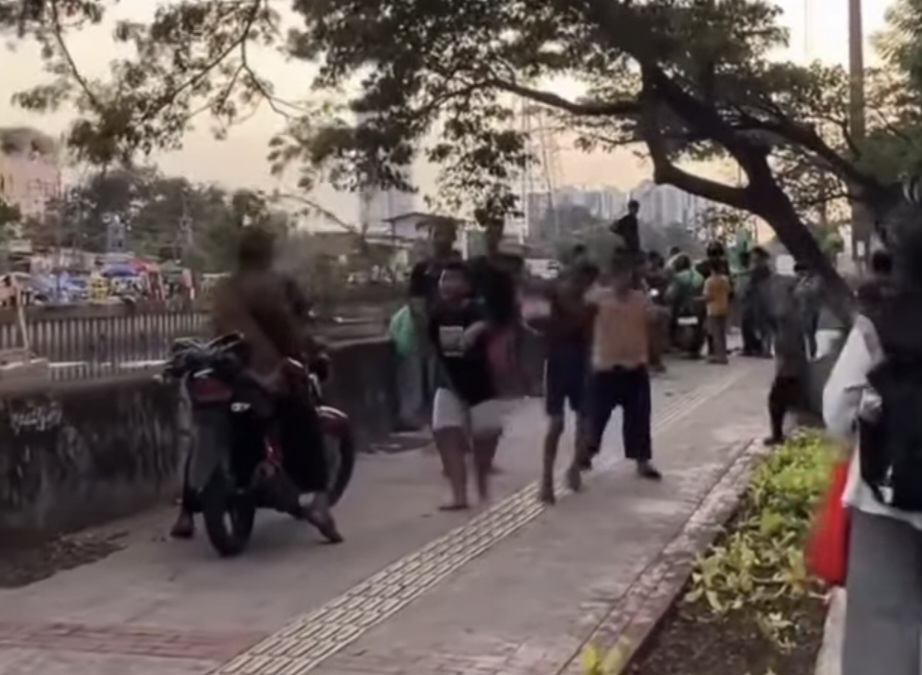 Keren Dek! Para Bocil di Jakbar Hadang Pengendara Motor yang Naik Trotoar