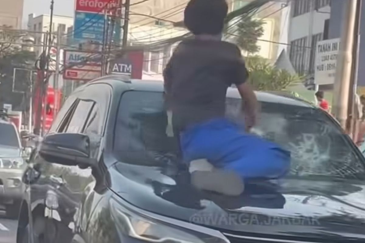 Viral Fortuner Diamuk Massa di Tanah Abang, Warga Naik ke Kap dan Pecahkan Kaca