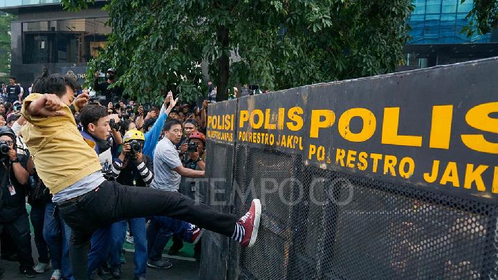 Viral Pria Berbaju Hitam di Rooftop saat Demo Mahasiswa di Jakarta