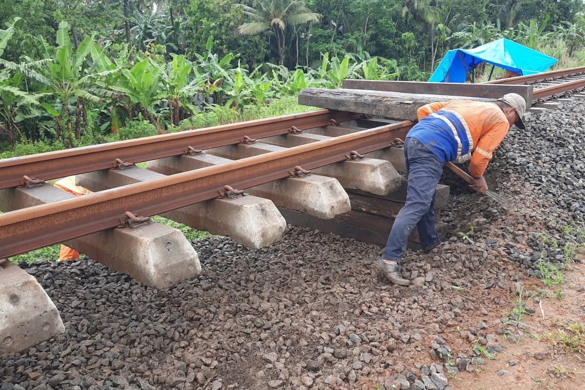 Viral Serakan Batu Kerikil di Rel Laswi Bandung, KAI Beri Penjelasan