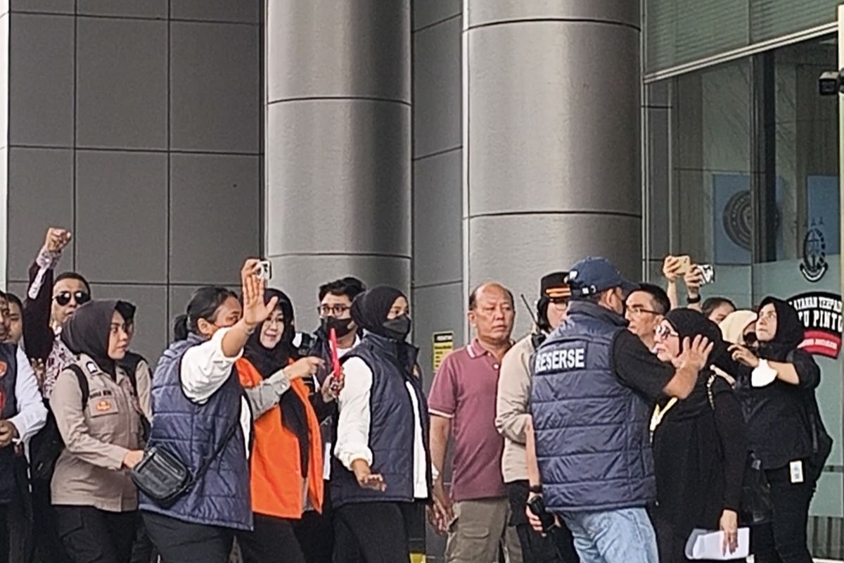 Sempat Menolak, Roy Suryo Akhirnya Pakai Baju Tahanan Saat Tiba di Kejari Jaksel