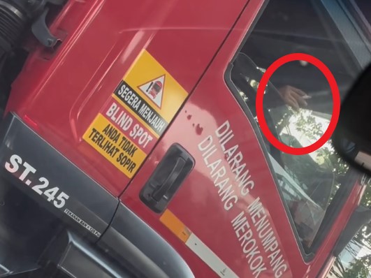 Sopir Truk BBM Terciduk Merokok, Aksi Nekat Viral di Medsos