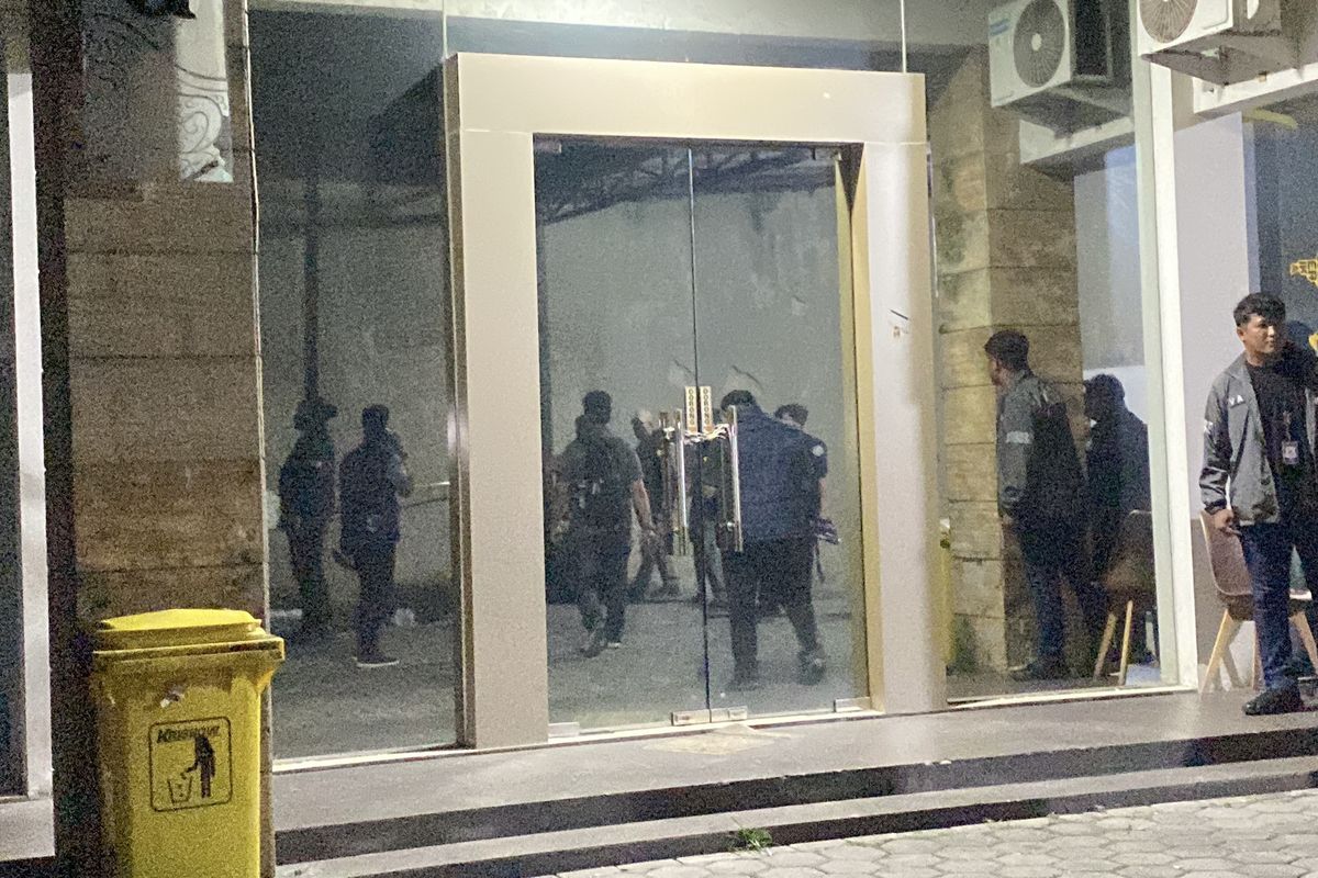 Polisi Kembali Geledah Ruko di Cipete, Puluhan Personel Bersenjata Dikerahkan