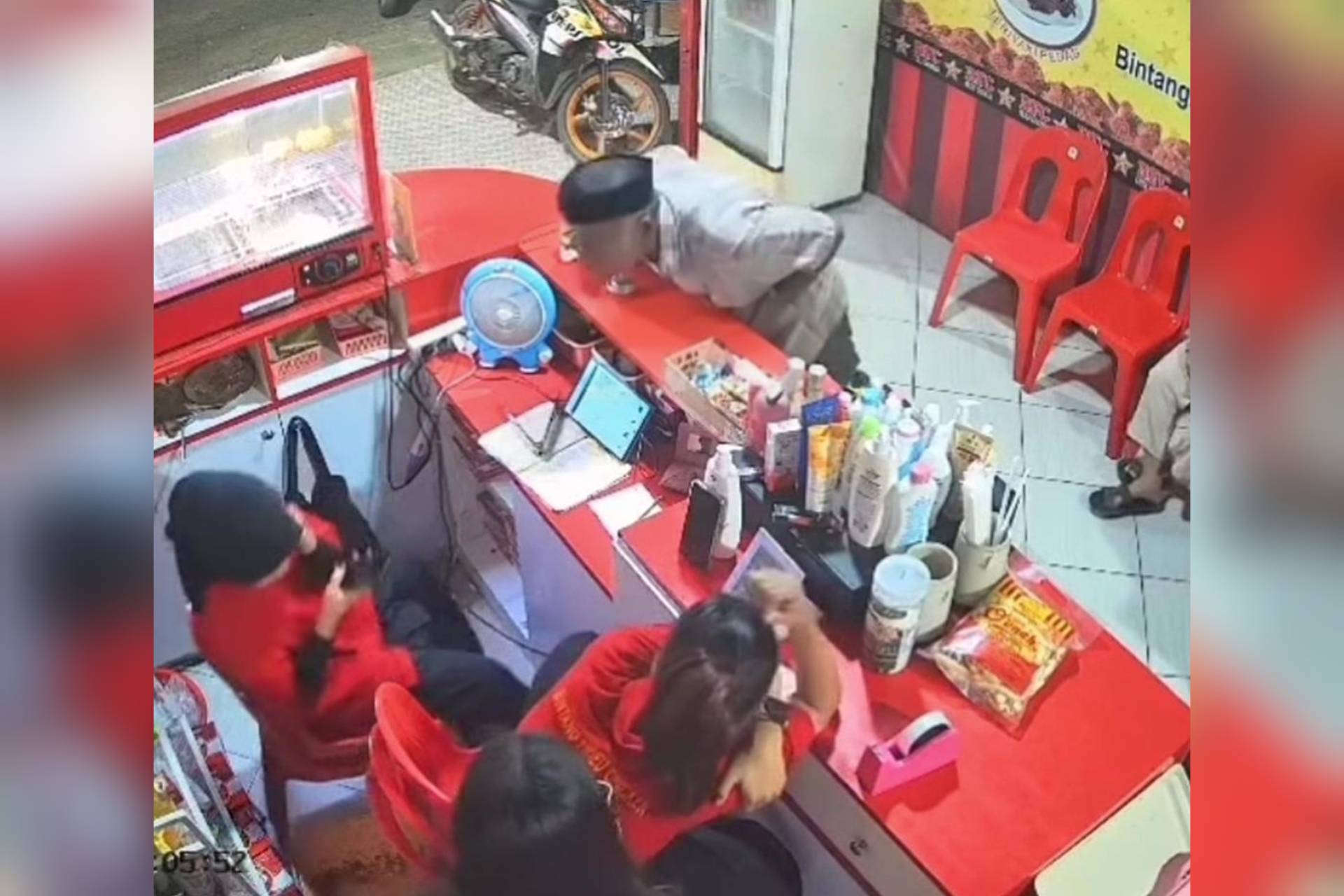 Kakek di Wajo Ngamuk dan Ludahi Kasir Ayam Goreng Gegara Ditanya 'Ada Uang?'