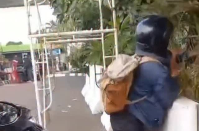 Pemotor vs Pengendara Mobil di SPBU Tanjung Barat, Warga Bantu Melerai
