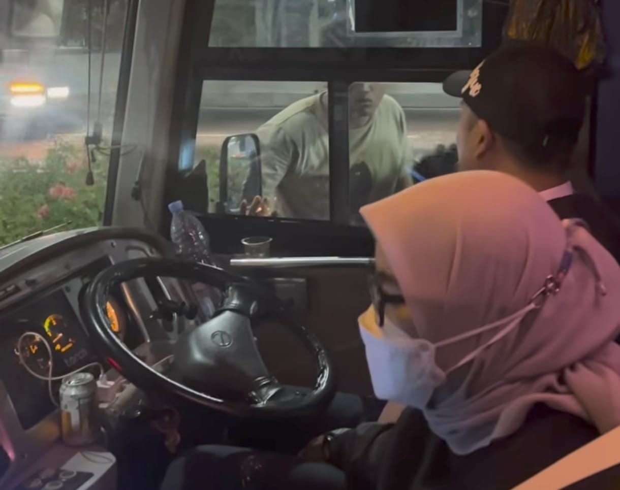 Penumpang Bus Damri Diteror Truk Tanpa Pelat di Tol Jagorawi