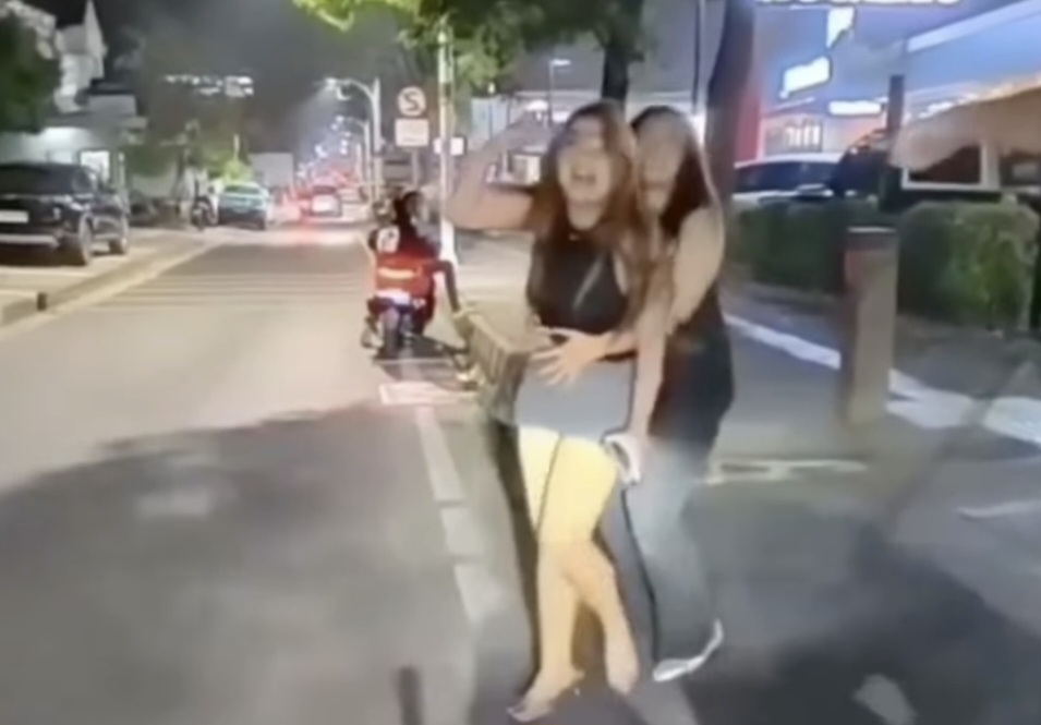 Viral Wanita Diduga Mabuk Berat Teriak-teriak ke Ojol di Pinggir Jalan