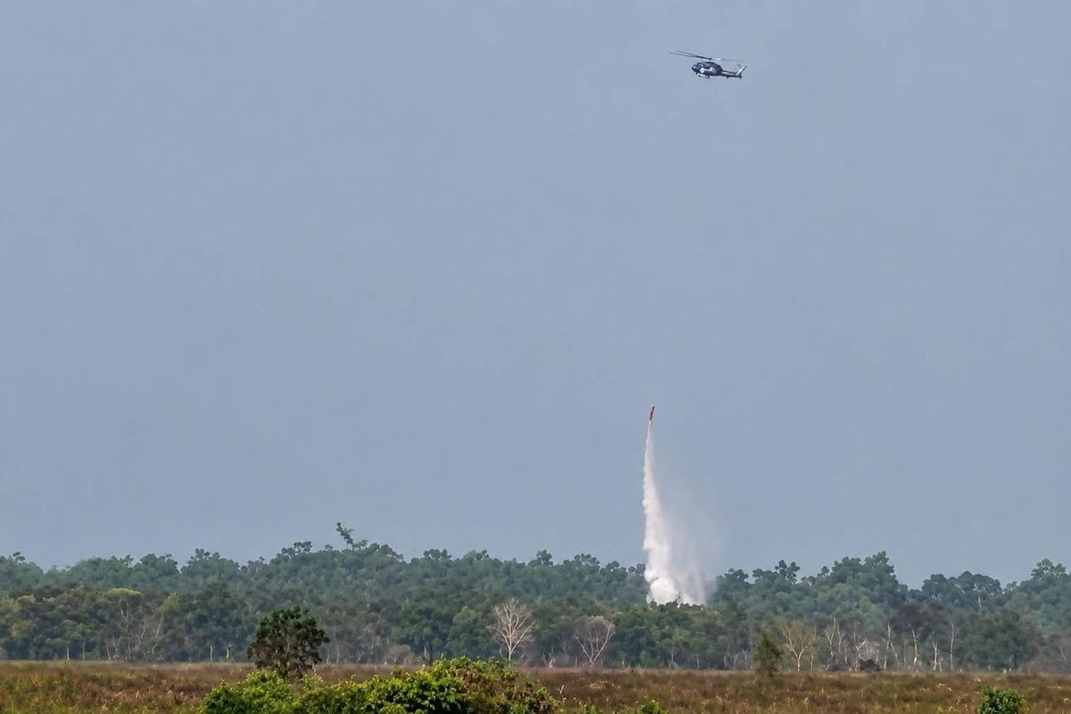 Kebakaran Way Kambas Meluas, Helikopter Water Bombing dan Drone Thermal Dikerahkan