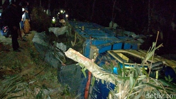 tragedi truk tergelincir di kajoran magelang enam luka-luka