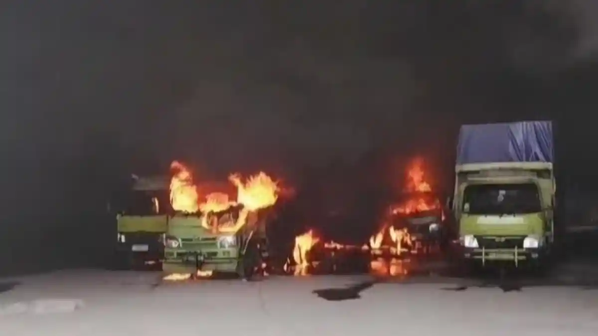kebakaran pabrik busa di cileungsi bogor lima mobil hangus terbakar