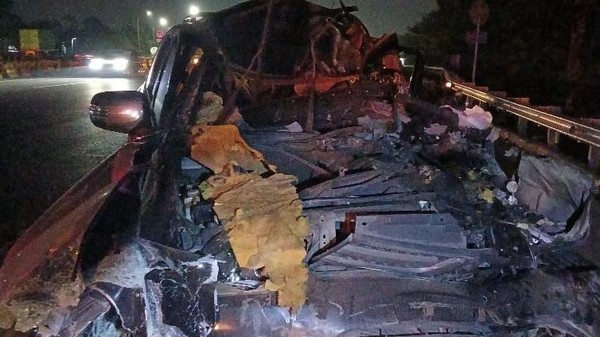 Sopir Mobil Pajero Tabrak Truk Semen di Tol Jagorawi
