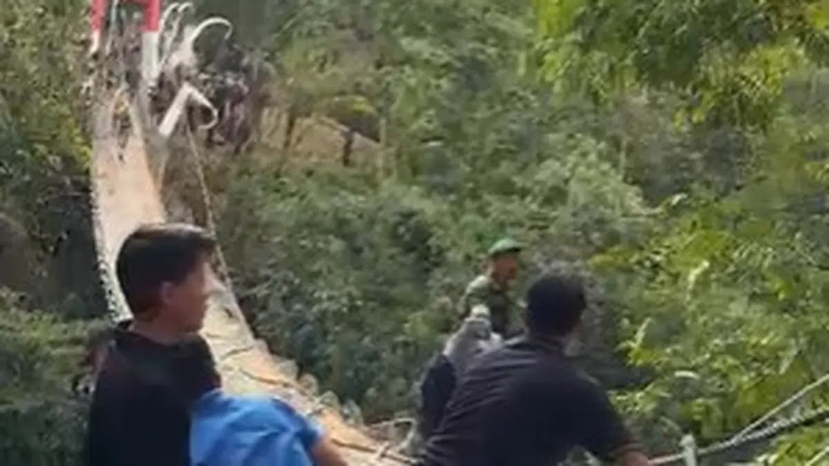 Viral Jembatan Gantung Pongpet Pangandaran Miring Saat Peresmian, TNI AD: Bukan Ambruk, Tali Sling Lepas karena Overload