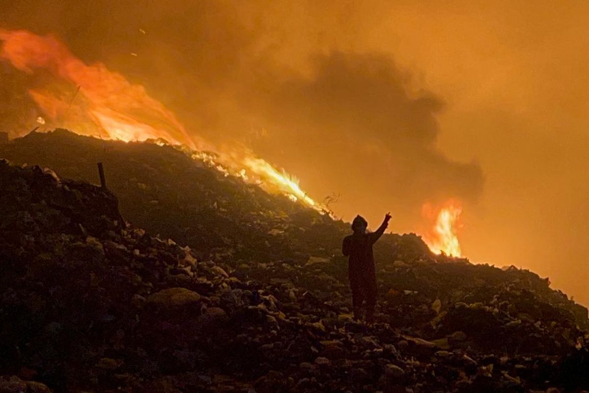Kebakaran Hebat TPA Putri Cempo Solo, Damkar Solo Raya Dikerahkan dan Personel Siaga 24 Jam