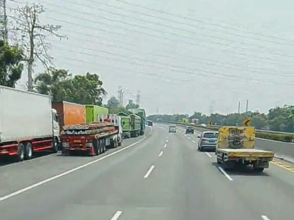 Viral Sopir Truk Keluhkan Antrean Solar Mengular di Tol Tangerang-Merak: Nyiksa Rakyat!