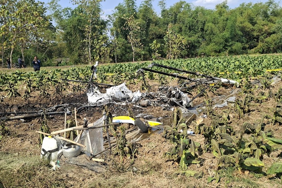 Pesawat Latih Jatuh dan Terbakar di Blora, Pilot dan Co-pilot Selamat Setelah Mendarat Darurat di Sawah
