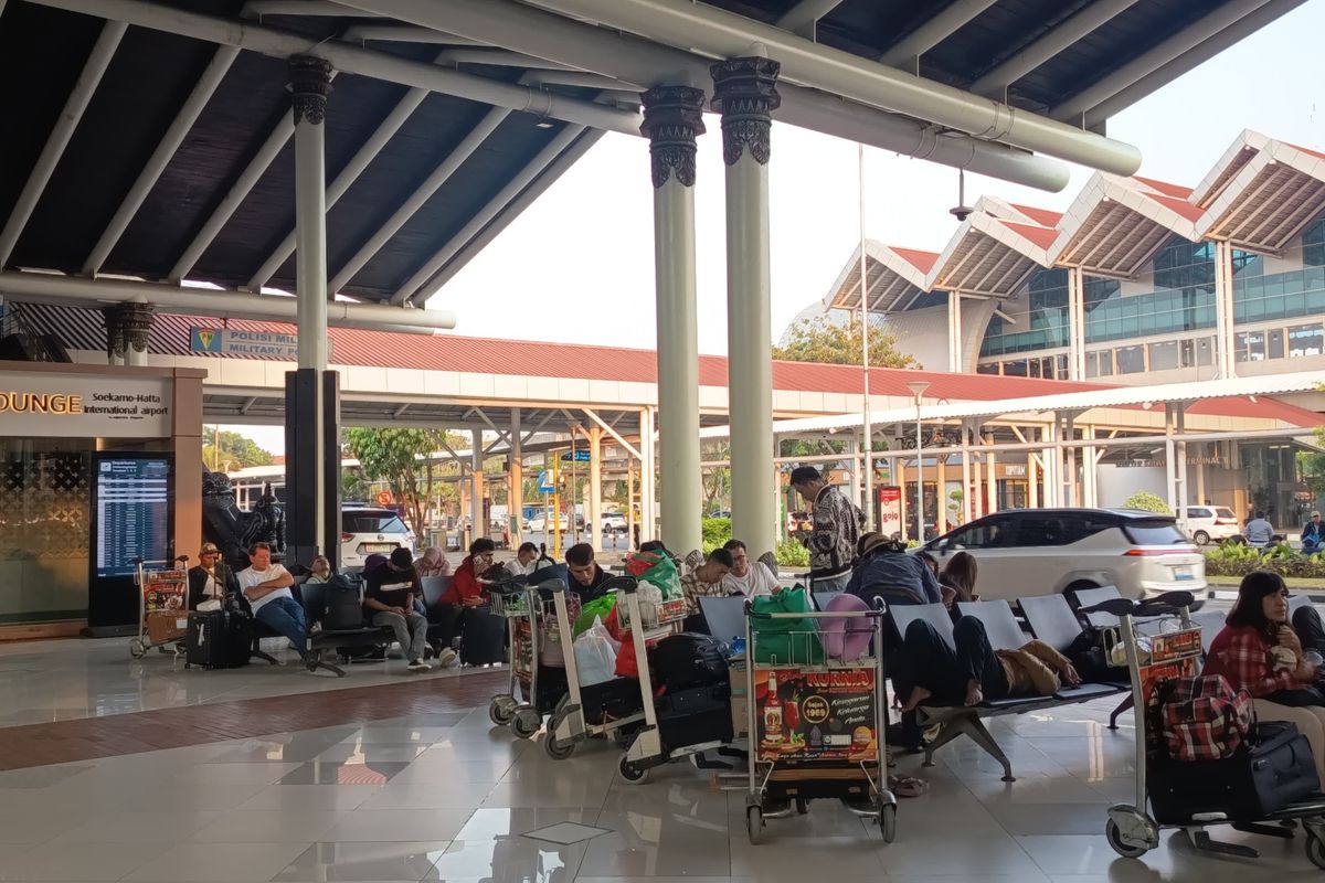 Bandara Soetta Masih Tutup, Penumpang Terpaksa Tidur di Terminal hingga Batalkan Penerbangan