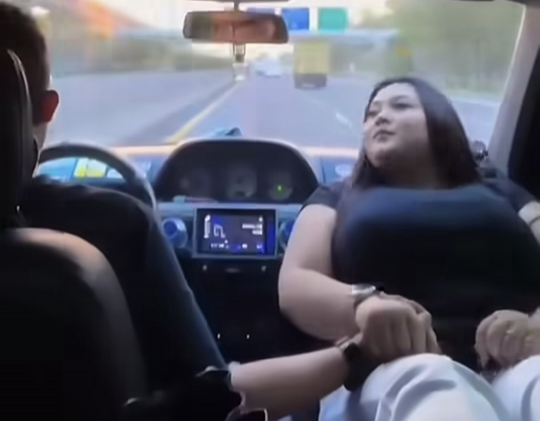 Viral Aksi Pengendara Tuai Sorotan, Netizen: Belum Nabrak Airbag Udah Keluar
