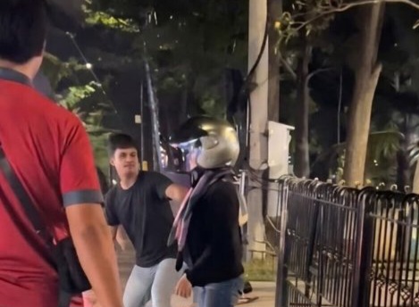 Bikin Geram! Pria Diduga Lakukan KDRT di Tempat Umum, Aksinya Terekam dan Viral