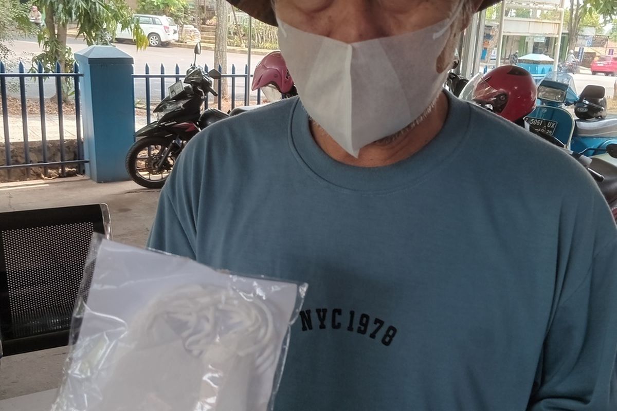 Warga Ciamis Mulai Kenakan Masker dan Kacamata, Antisipasi Dampak Abu Vulkanik Anak Krakatau
