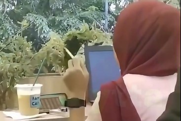 Viral Wanita Berjilbab Merokok Sambil Main Judi Slot di Kafe, Wagub Jabar Ikut Bereaksi