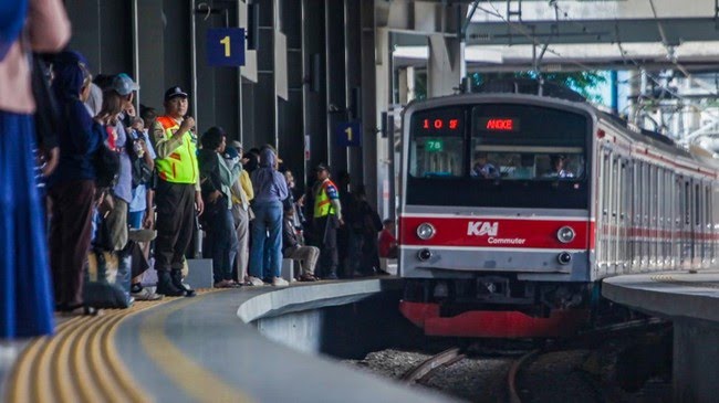 Detik-detik Pria Lompat ke Rel Saat KRL Masuk Stasiun Tanah Abang, Petugas Sigap Amankan