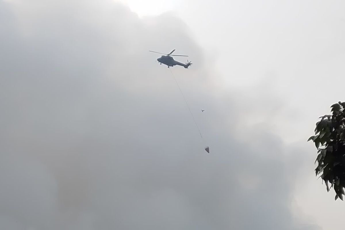Dahsyat! Helikopter TNI AU Siram 3 Ton Air Sekali Jebur, 6 Kali Water Bombing Padamkan Kebakaran TPA Galuga