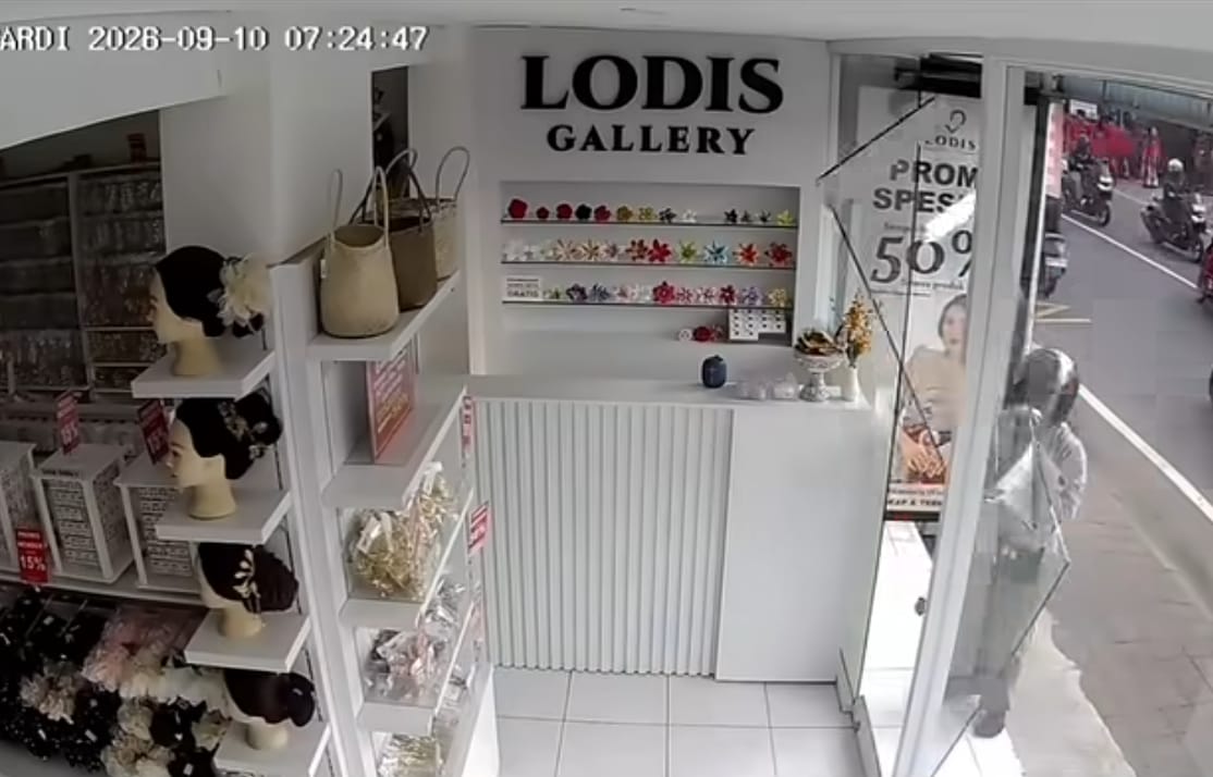 Viral Perempuan Buka Paksa Pintu Toko yang Belum Buka, Kaca Langsung Pecah Terekam CCTV