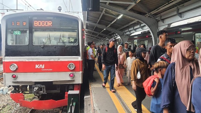 Viral Penumpang Diduga BAB di KRL, KCI Beri Tindakan Tegas