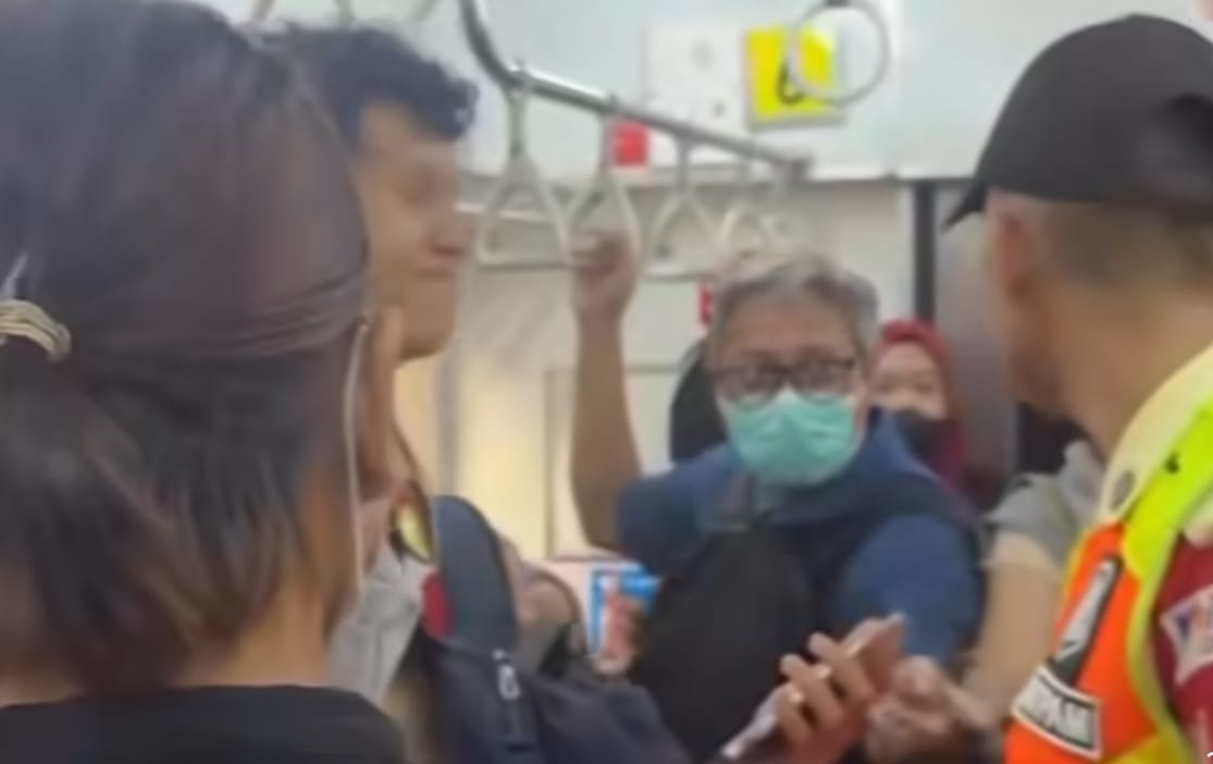 Heboh di KRL! Wanita Bertas Pink Klaim Pelajar Seragam Pramuka sebagai Tunangannya, Penumpang Bingung
