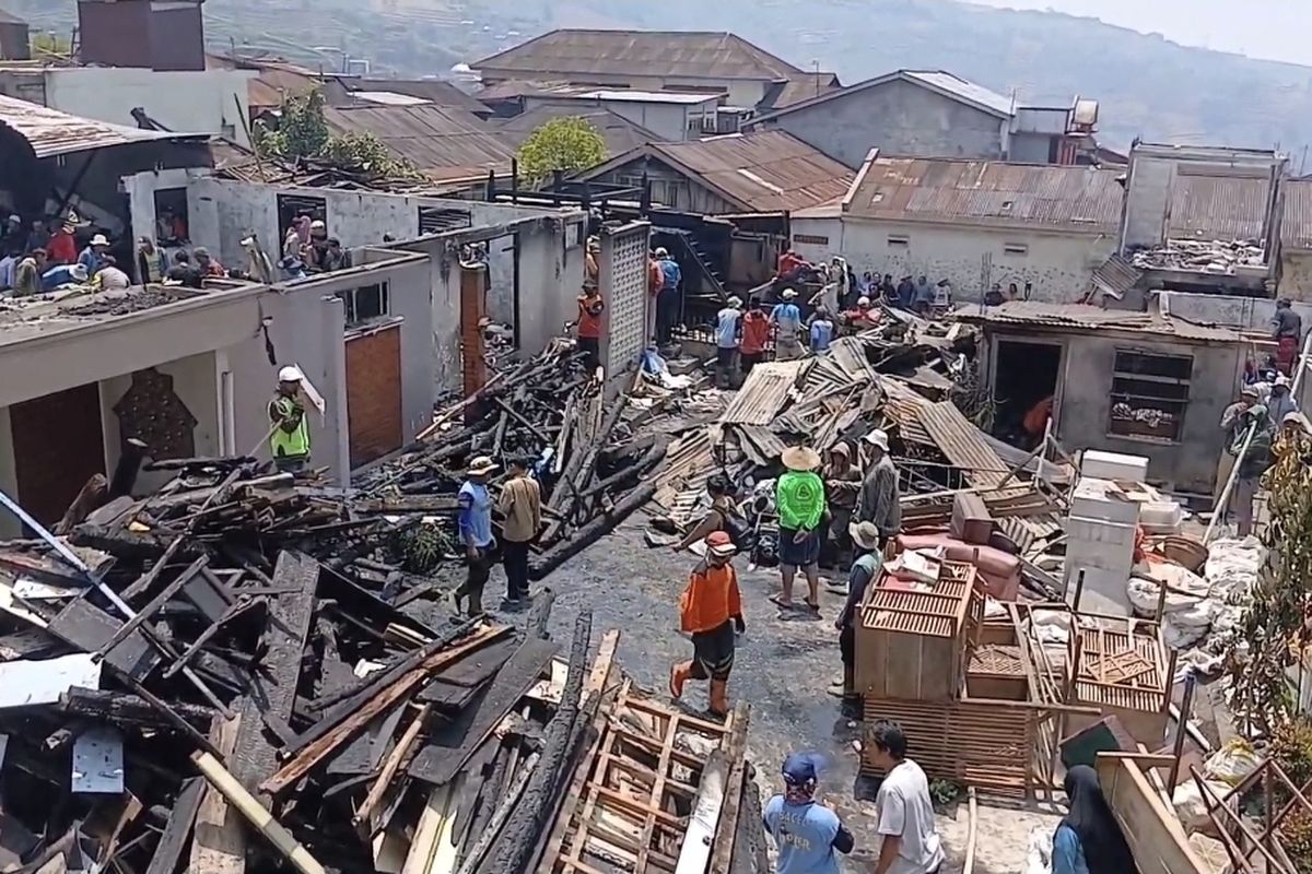 Pulang dari Ladang, Sidiq Hanya Bisa Terpaku Melihat Rumahnya Ludes Dilalap Api di Wonosobo