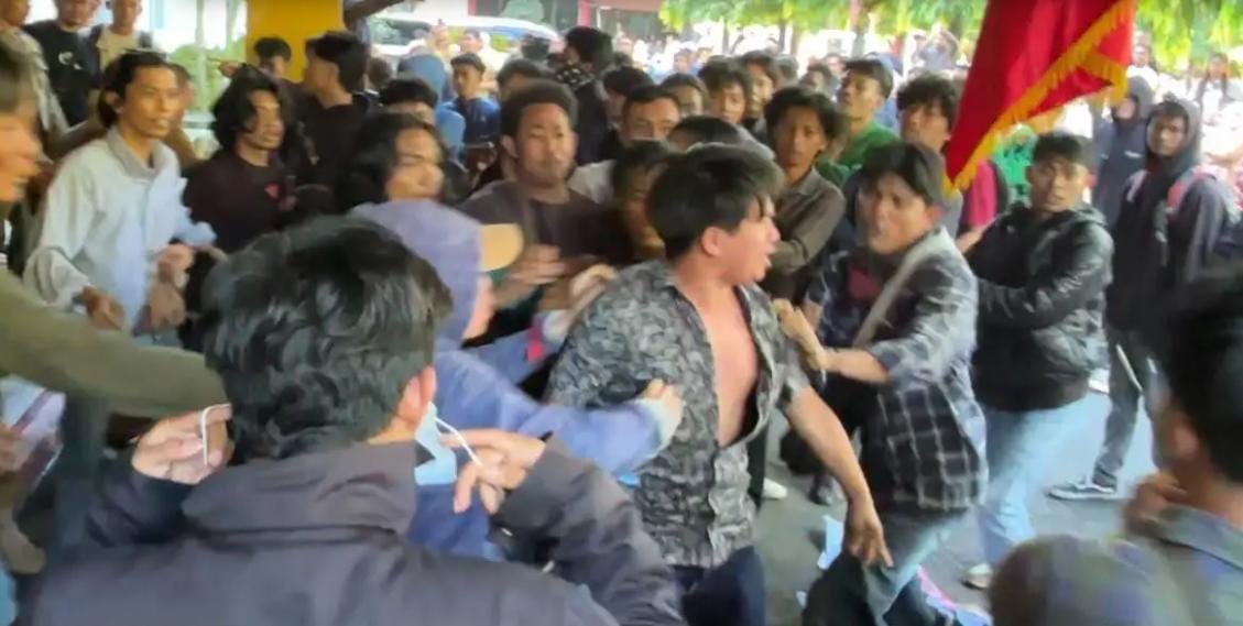 Demo Kelangkaan BBM dan LPG di DPRD Sulsel Ricuh, Staf Ketua Dewan Adu Jotos dengan Mahasiswa