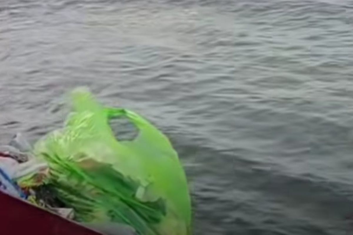Tokoh Masyarakat Buru Bantah Buang Sampah ke Laut sebagai Tradisi: Itu Tidak Benar