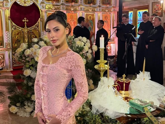 Valerie Thomas Curi Perhatian di Pernikahan Axel, Tampil Anggun Berkebaya Pink Pastel