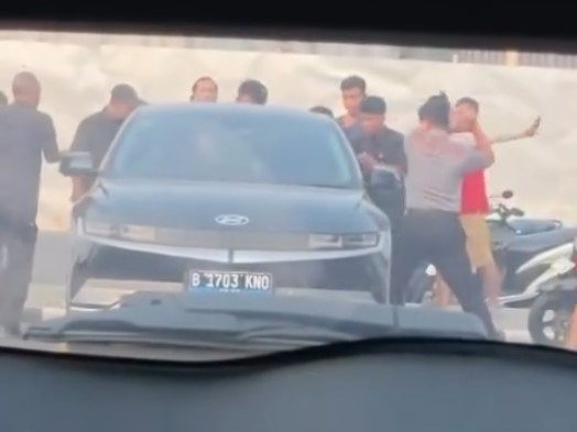 Wanita Pingsan di Dalam Mobil Listrik di Grand Kota Bintang Bekasi, Evakuasi Berlangsung Dramatis