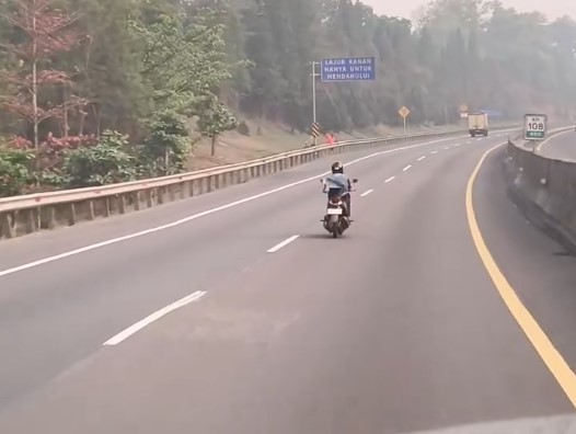 Heboh Pemotor Nekat Masuk Tol Cipularang dan Tancap Gas, Perekam Cuma Bisa Bilang "Gaskeun"