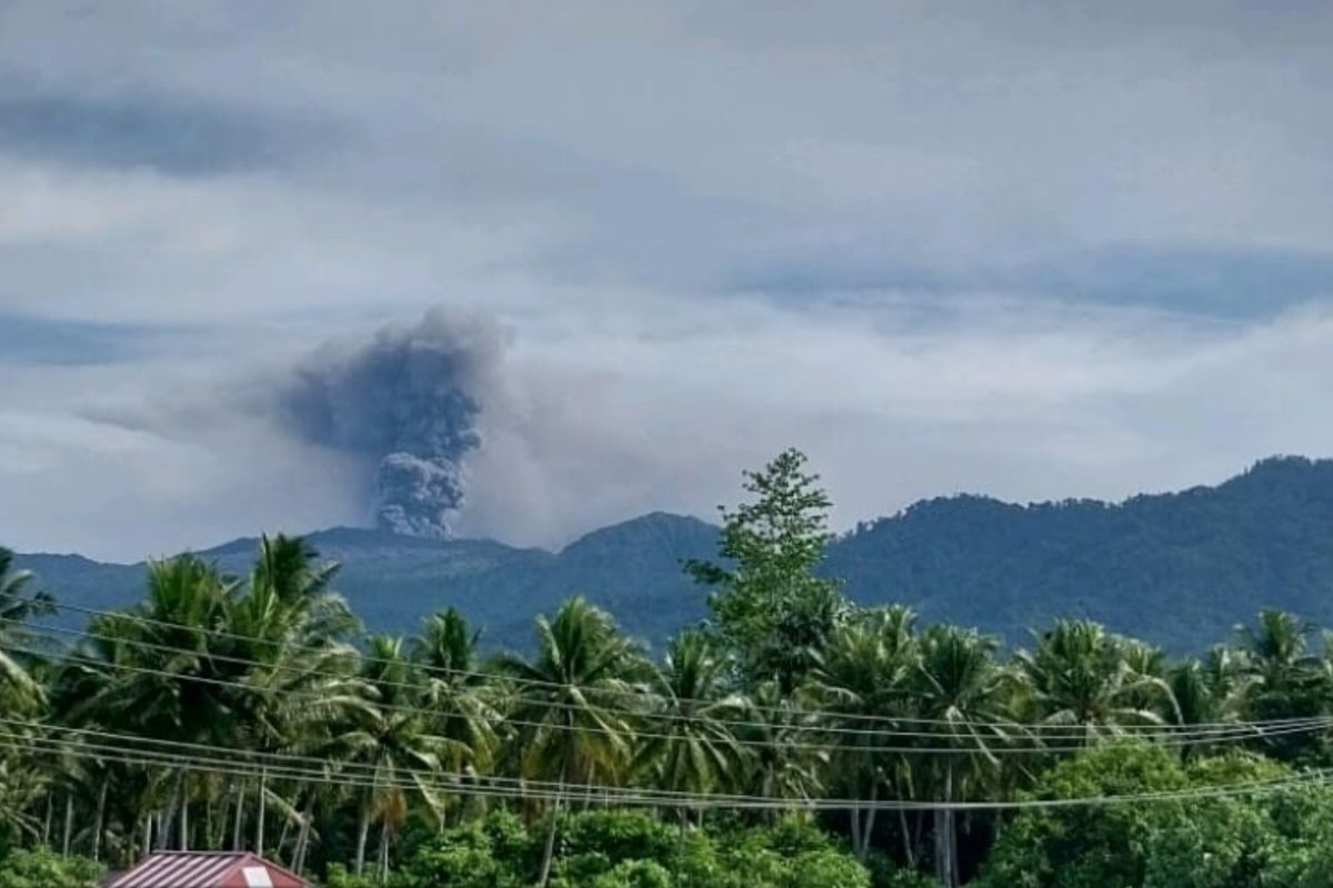 Gunung Dukono Erupsi Pagi Ini, Radius 4 Km dari Kawah Dilarang Didekati