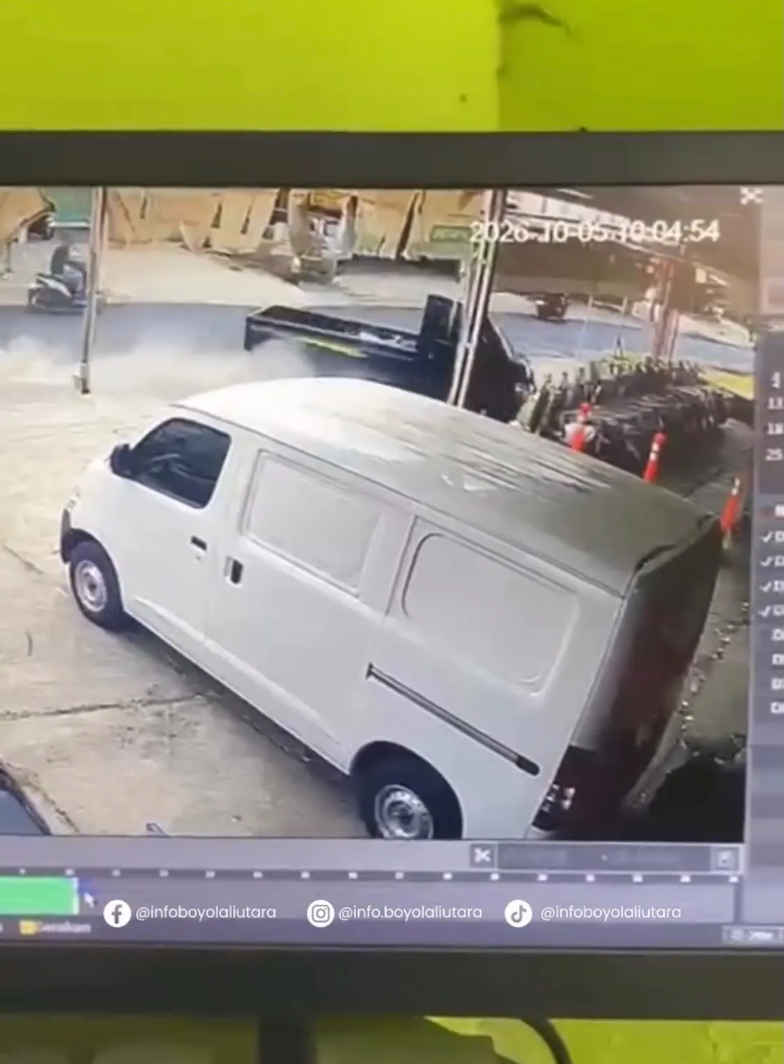 Mobil Hilang Kendali di Boyolali, Tabrak Toko Sepeda Listrik hingga Viral